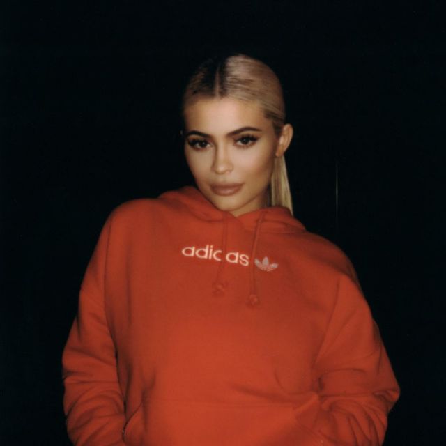 Sweatshirt red hooded Adidas of Kylie Jenner on his account Instagram @ kyliejenner | Spotern