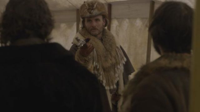 Sombrero de zorro de Cobbs Pond (Greg Bryk) como se ve en Frontier S03E04
