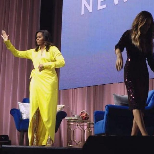 Les boucles d'oreilles Jennifer Fisher de Mi­chelle Obama en promo à NYC avec Sa­rah Jes­sica Par­ker (20/12/18)