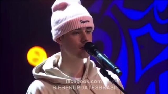 Supreme Blanc Bonnet porté par Justin Bieber dans la Maison De Maman (Live 2015)