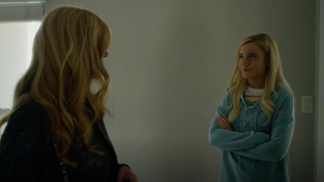 Peserico de la Dentelle-Up Hoodie, portés par Terra Newell (Julia Garner) dans de Sales Jean-S01E05