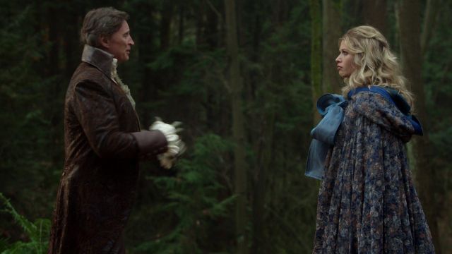 La manteau cape bleu porté par Alice (Rose Reynolds) dans Once upon a time S07E18