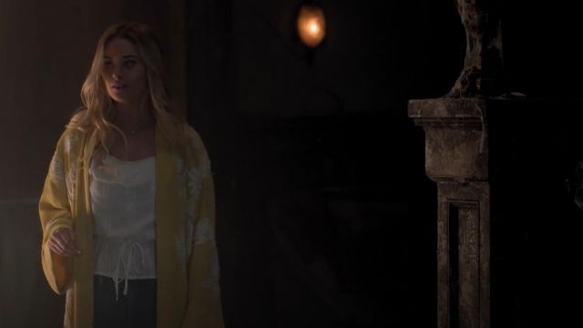 Le top blanc volanté Forever 21 porté par Karolina Dean (Virginia Gardner) dans Marvel's Runaways S02E03