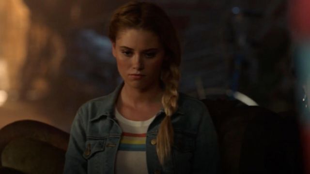 Le top blanc à rayures arc-en-ciel Elizabeth and James de Karolina Dean (Virginia Gardner) dans Marvel's Runaways (S02E07)