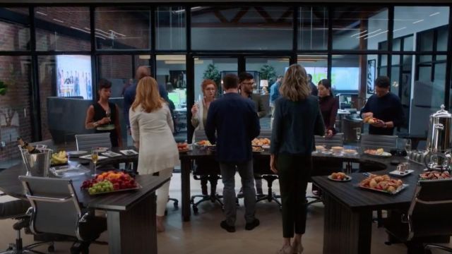 El mono negro diane von Furstenberg de Catherine Wilder (Angel Parker) en Marvel's Runaways S02E08