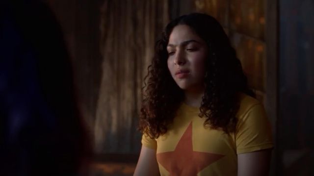 Le t-shirt jaune à étoile Day by Daydreamer porté par Molly Hernandez (Allegra Acosta) dans Marvel's Runaways S02E08
