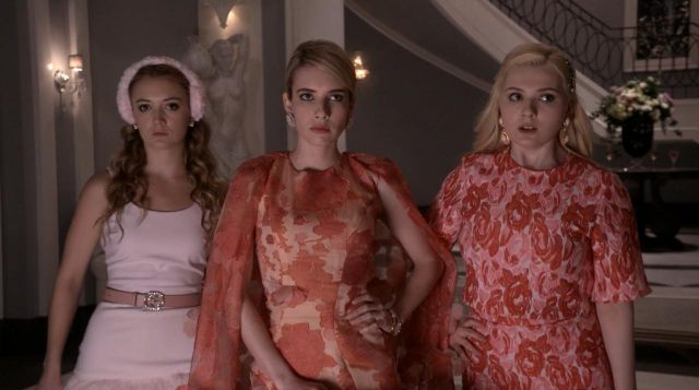 La robe Christian Siriano portée par Chanel Oberlin (Emma Roberts) dans Scream Queens S01E01