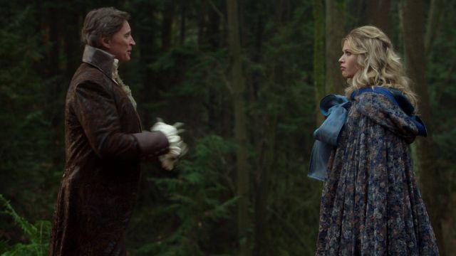 Alice (Rose Reynolds) cape bleu comme on le voit dans Once upon a time S07E18
