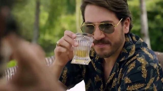 Boire le verre utilisé par Pacho Herrera (Alberto Ammann) comme on le voit dans les Narcos S03E03