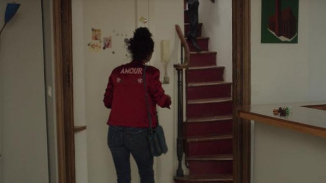 La veste en satin rouge brodée fleurs et Amour de Charlotte (Sabrina Ouazani) dans Plan Cœur S01E01
