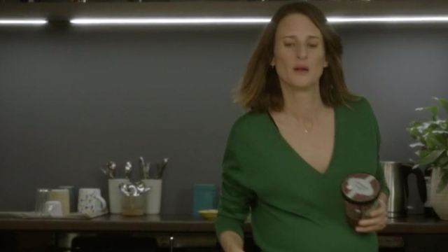 Le pull col en V vert de Andréa Martel (Camille Cottin) dans Dix Pour Cent S03E02