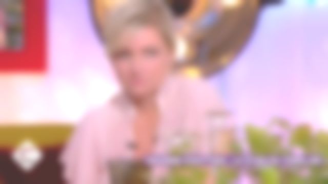 La blouse à imprimé géométrique Vanessa Bruno de Anne-Élisabeth Lemoine dans C à vous le 01.01.2019