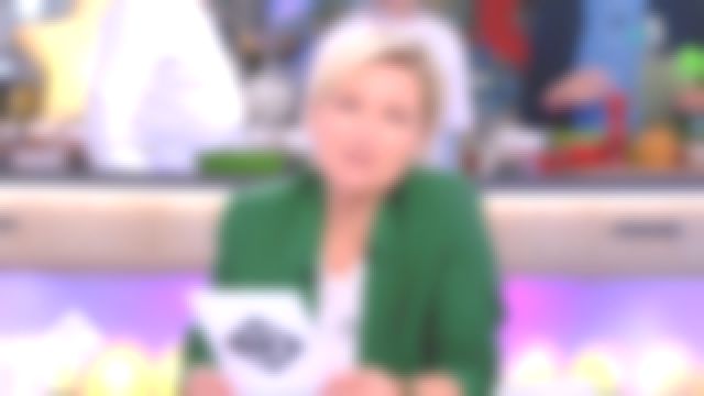La Veste de tailleur droite à rayures de Anne-Élisabeth Lemoine dans C à vous du 02/01/2018