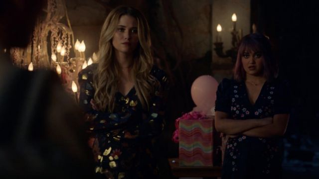 La robe bleue imprimée Rachel Zoe portée par Karolina Dean (Virginia Gardner) dans Marvel's Runaways S02E11