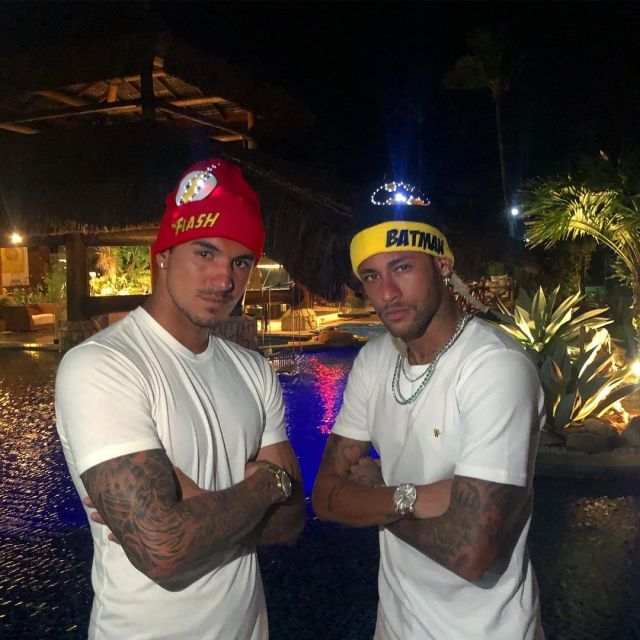 The bonnet Batman with leds worn by Neymar on his account Instagram @neymarjr