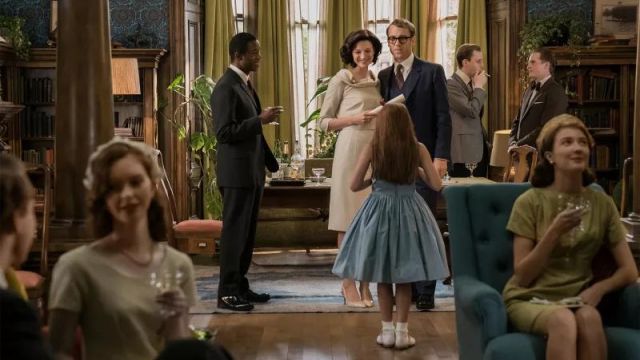 Frank Randall's (Tobias Menzies) navy blue suit as seen in Outlander S03E03