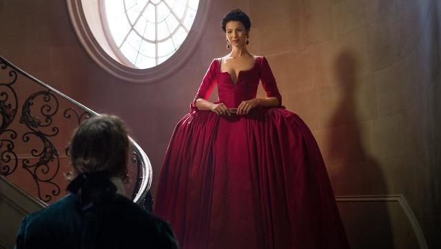 Claire Fra­ser's (Cai­triona Balfe) red dress as seen in Out­lan­der S02E02