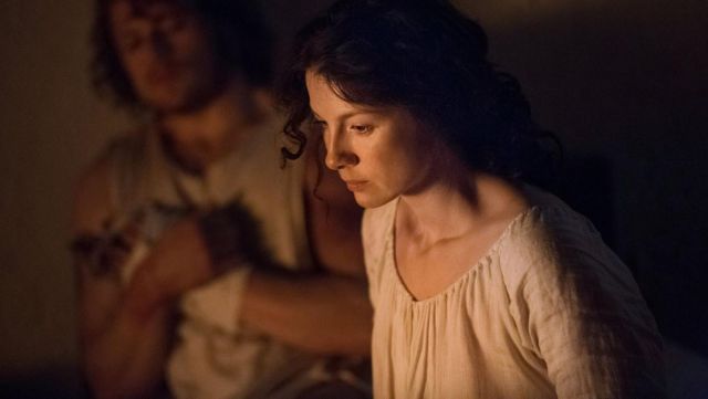 Claire Fraser (Caitriona Balfe) robe du soir comme on le voit dans Outlander S01E07