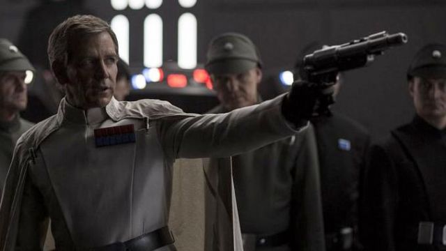 The replica of the blaster Orson Krennic (Ben Mendelsohn) in Rogue One : A star Wars Story