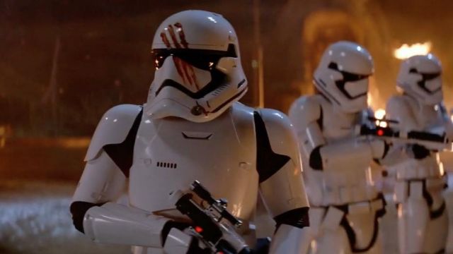 La réplique du casque de Stormtrooper de Finn (John Boyega) dans Stars Wars 7 : Le réveil de la Force