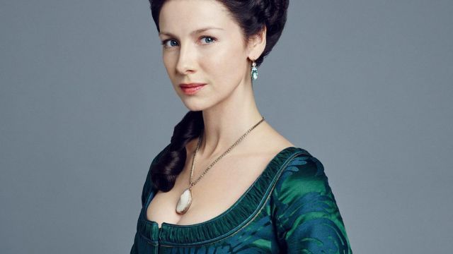 The necklace with quartz pendant by Claire Fraser (Caitriona Balfe) in Outlander (S02E04)