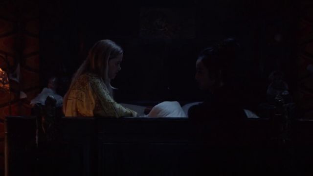 Le kimono jaune H&M de Karolina Dean (Virginia Gardner) dans Marvel's Runaways S02E06