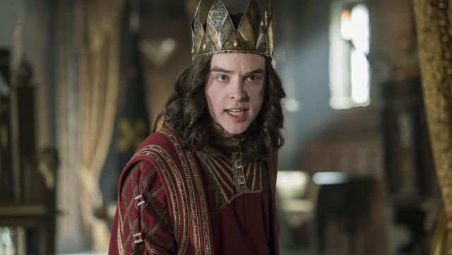 King Al­fred's (Fer­dia Walsh-Peelo) crown of Wessex as seen in Vi­kings S05E13