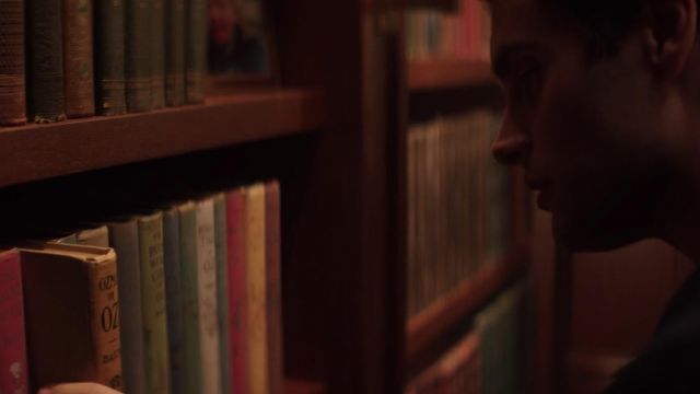 The book, princess Ozma of Oz of Peach (Shay Mitchell) in YOU S01E02