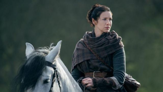 Le châle en tartan (réplique officielle) de Claire Fraser (Caitriona Balfe) dans Outlander S02E12