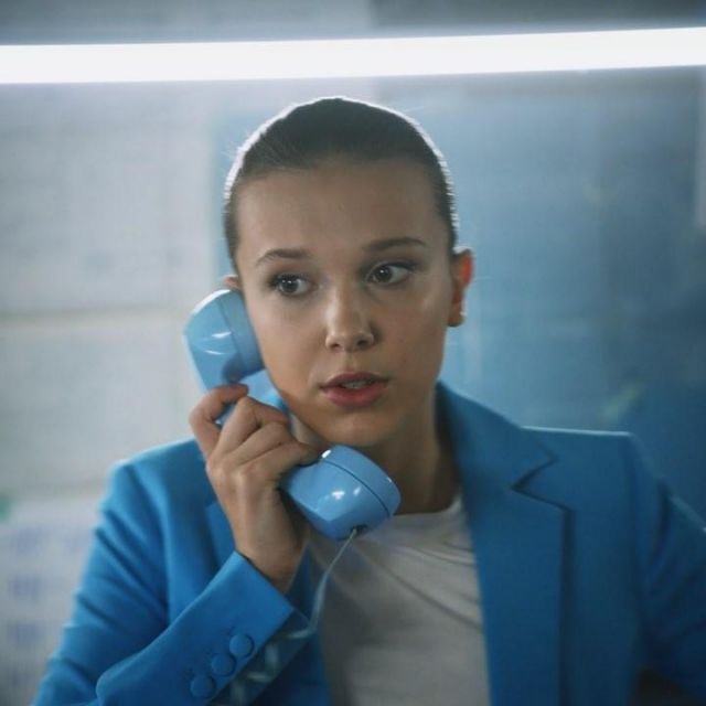 El blazer azul que lució Millie Bobby Brown en su cuenta de Instagram @milliebobbybrown