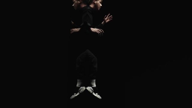 Les sneakers Adidas Yung 96 black portées par Eddy de Pretto dans le clip Random