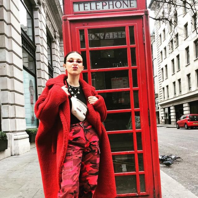 The coat with faux fur red worn by Millie Bobby Brown on his account Instagram @milliebobbybrown