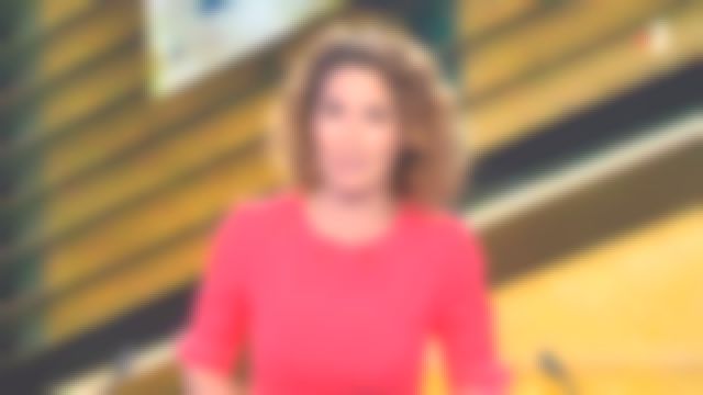 The dress geranium Marie-Sophie Lacarrau in Journal de 20h de France 2,02/01/2019