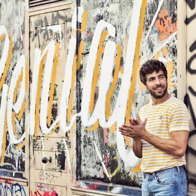 The t-shirt with stripes of Agustín Galiana on the account instagram @agustingaliana