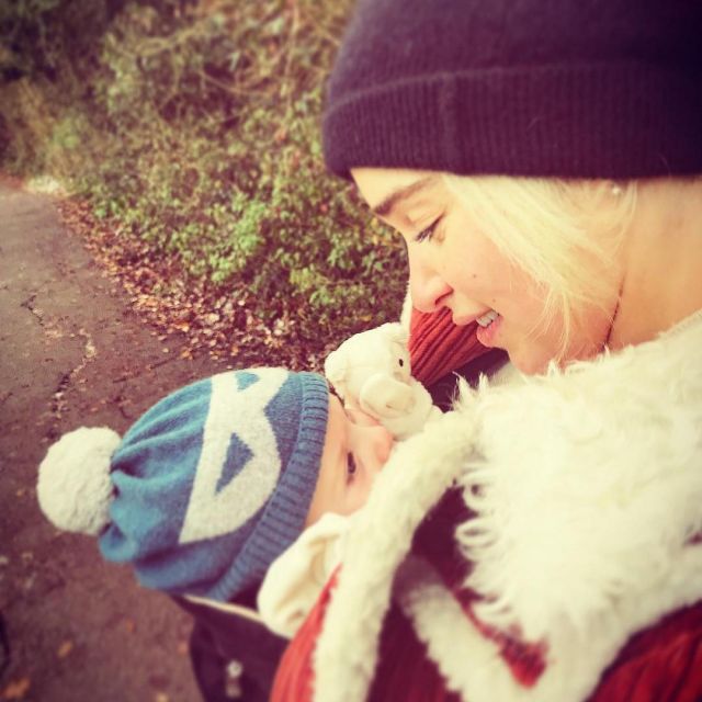 The coat terracotta corduroy Emilia Clarke on his account Instagram @emilia_clarke