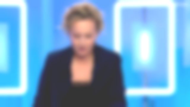 La veste en velours bleue de Caroline Roux dans C dans l'air du 03/01/2019