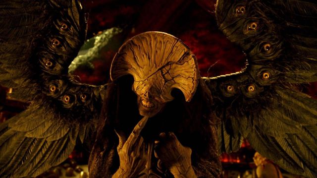 The replica of the Angel of Death (Doug Jones) Hellboy II : The Legions of gold-cursed