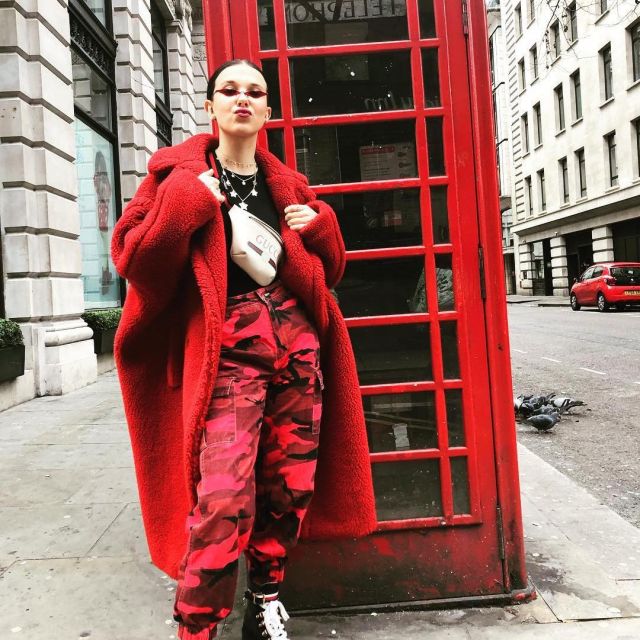 The pants camouflage red worn by Millie Bobby Brown on his account Instagram