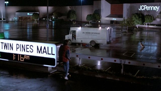 La tienda de estacionamiento de JCPenney visitada por Marty McFly (Michael J. Fox) como se ve en Regreso al futuro