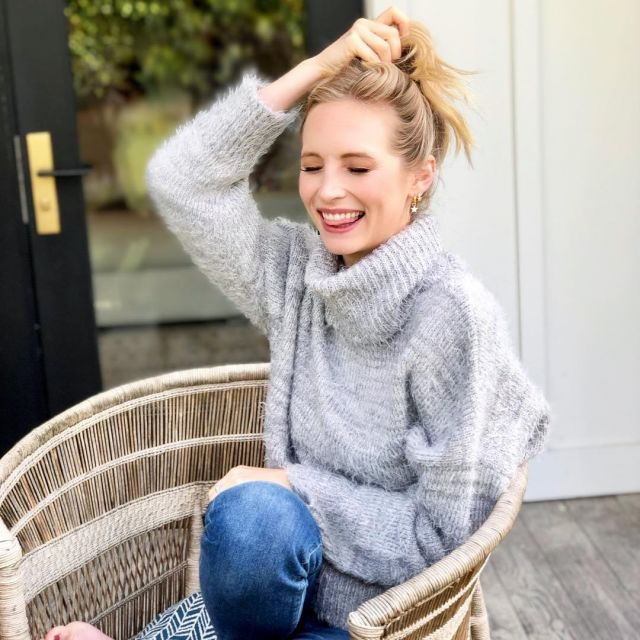 The gray sweater gol rolled Candice Accola on the account instagram @candiceking