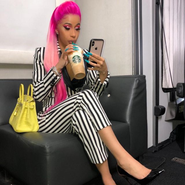 The pants and the striped black-and-white worn by Cardi B on his account Instagram