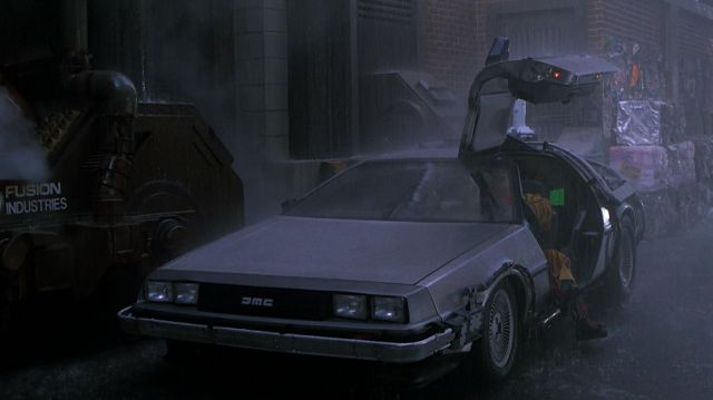 DeLorean de Marty McFly / Marty McFly Jr / Marlene McFly (Michael J. Fox) dans Retour vers le Futur Partie II