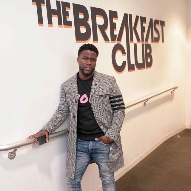 Thom Browne 4-Bar Prince of Wales Check Wool High-Armhole Chesterfield Overcoat usado por Kevin Hart en su cuenta de Instagram (@kevinhart4real)