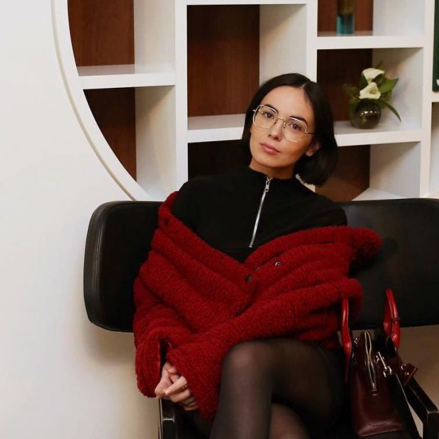 Le manteau rouge de Agathe Auproux sur le compte instagram de @agatheauproux