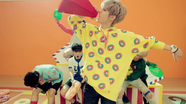 The sweatshirt yellow hoody printed donuts in the clip Just Right of Got7