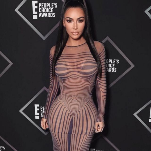La robe longue à rayures noires de Kim Kardashian lors des E! Peoples's Choice Awards 2018