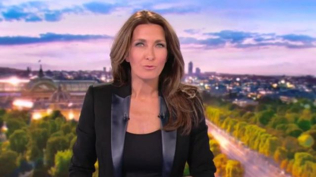 La blazer noir porté par Anne-Claire Coudray au 13H de TF1