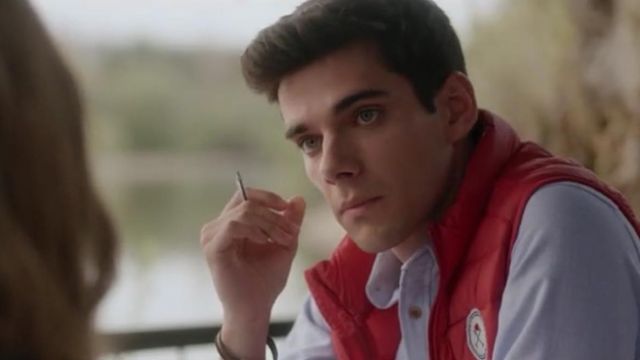 The down jacket red sleeveless Polo (Álvaro Rico) in Elite S01E06