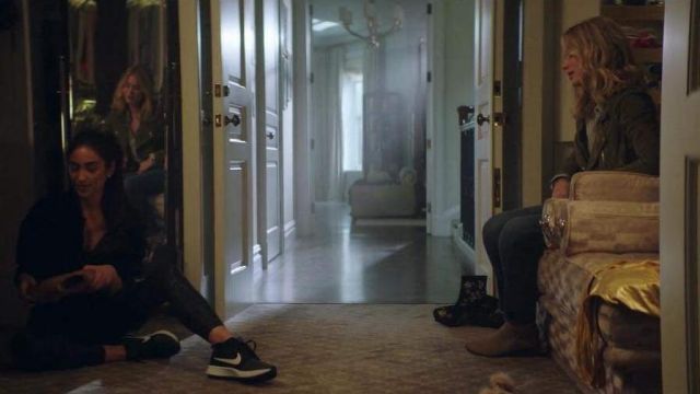 La paire de Nike portée par Peach Salinger (Shay Mitchell) dans YOU S01E04