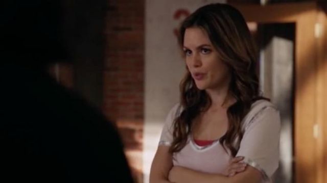 "Tino" Repoussoir Accent Tee porté par Sam Swift (Rachel Bilson) en Prendre Deux (S01E01)